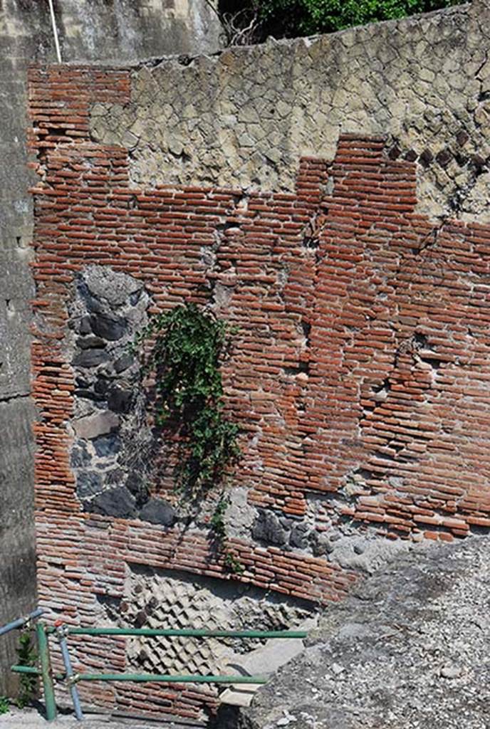 II.1, Herculaneum, June 2008. Looking west to exterior south-east corner of property. 
Photo courtesy of Nicolas Monteix.